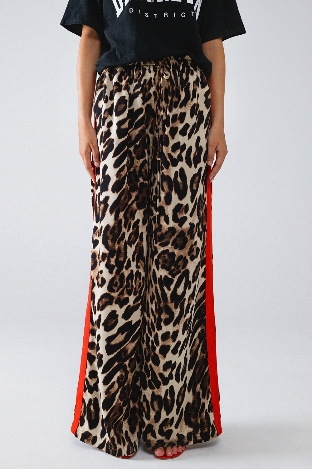 Pantalón recto de leopardo con rayas rojas laterales