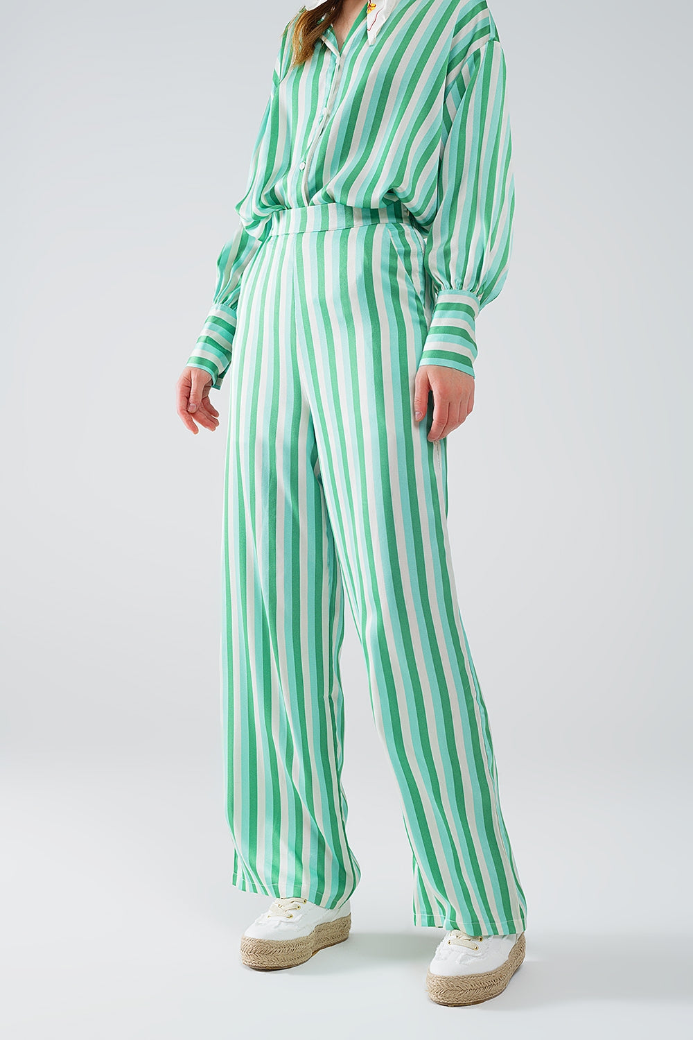 Pantalón recto de rayas verticales en verde de raso