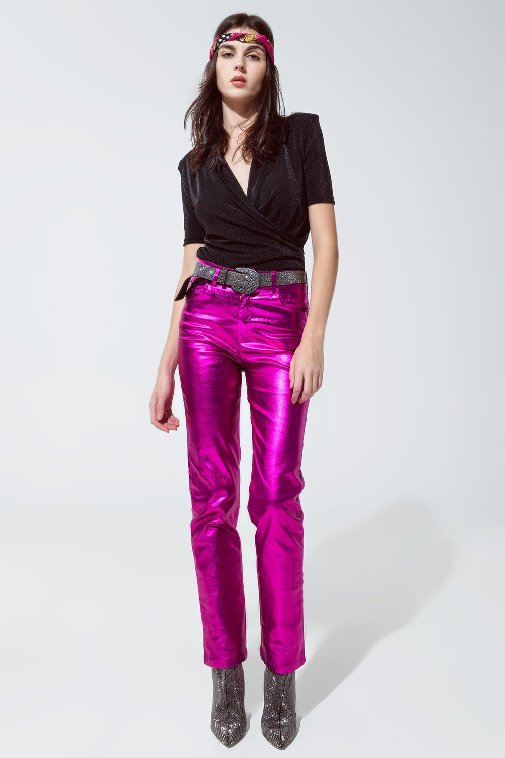 Pantalón recto metalizado en fucsia