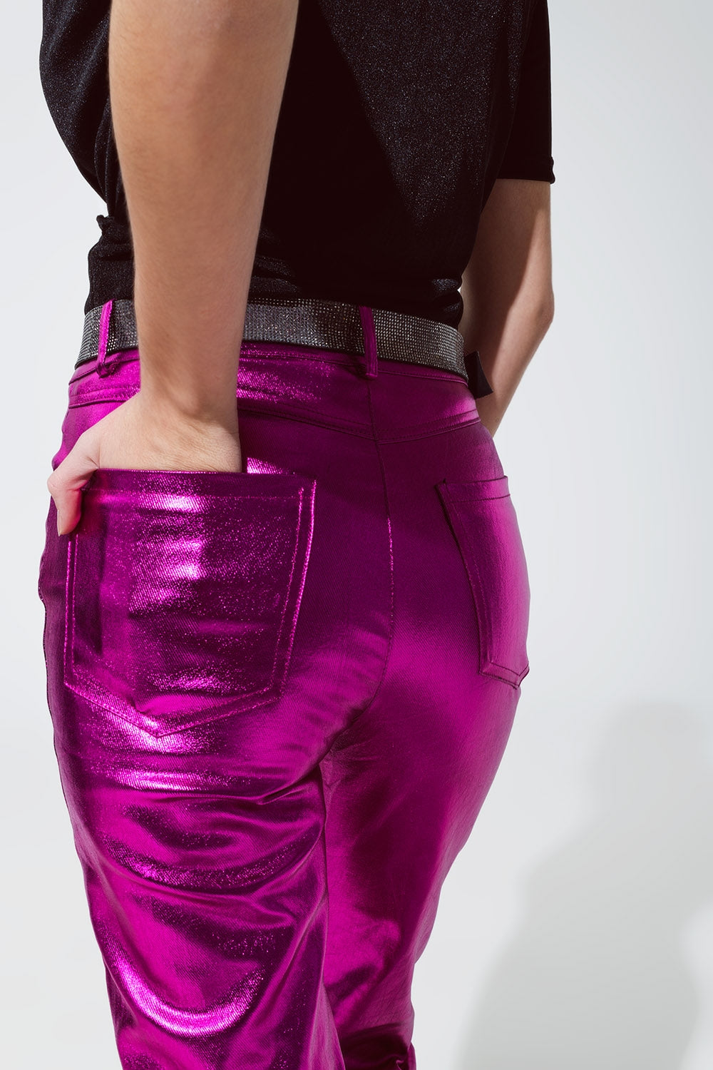 Pantalón recto metalizado en fucsia