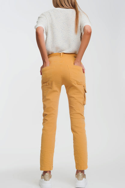 Pantalon recto mostaza con bolsillos y cinturon