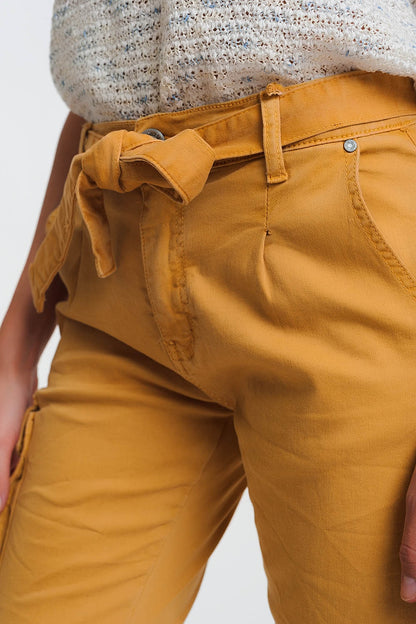 Pantalon recto mostaza con bolsillos y cinturon