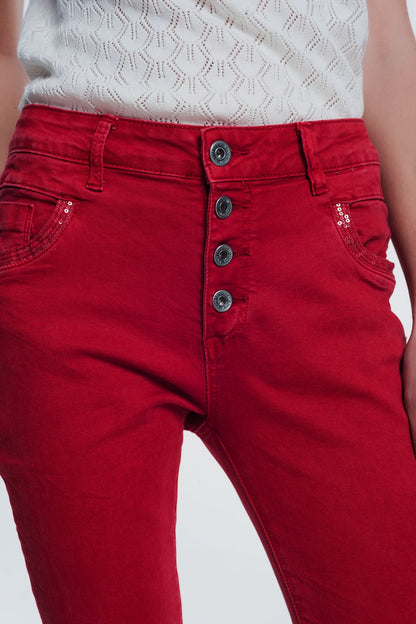 Pantalon rojo boyfriend con detalles en bolsillo de lentejuelas