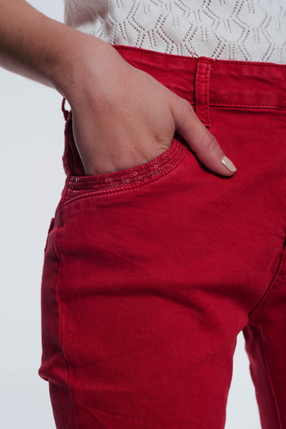 Pantalon rojo boyfriend con detalles en bolsillo de lentejuelas