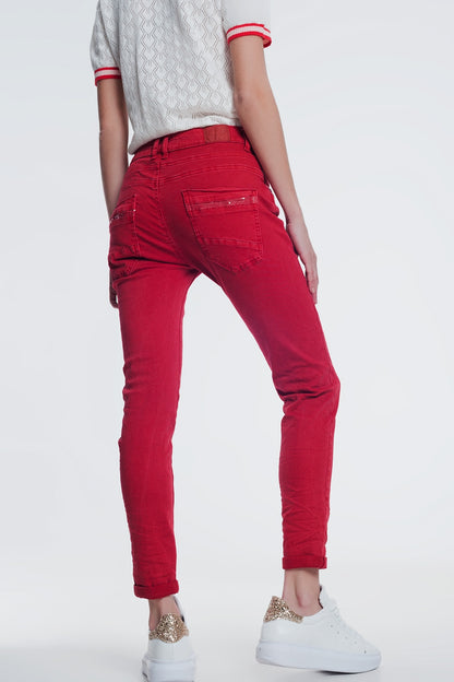 Pantalon rojo boyfriend con detalles en bolsillo de lentejuelas