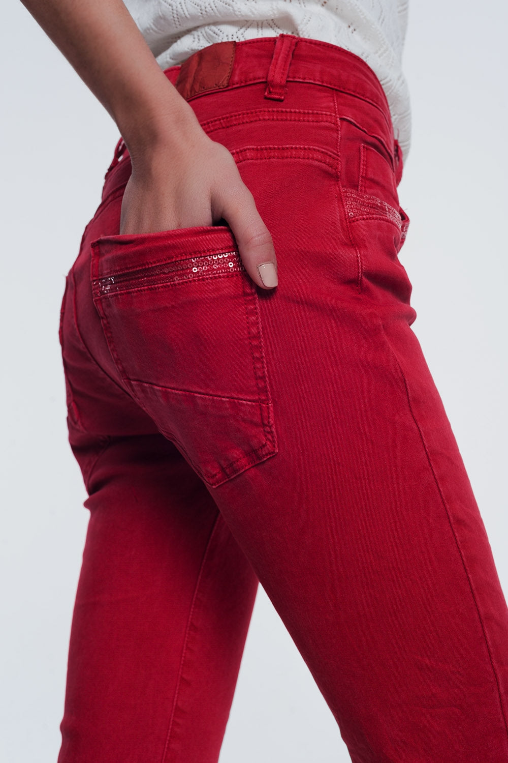 Pantalon rojo boyfriend con detalles en bolsillo de lentejuelas