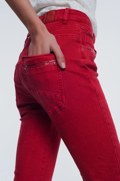 Pantalon rojo boyfriend con detalles en bolsillo de lentejuelas