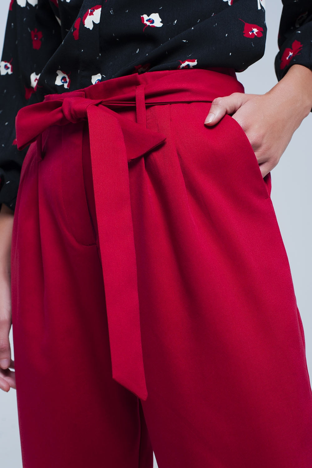 Pantalon rojo de cintura alta con cinturon