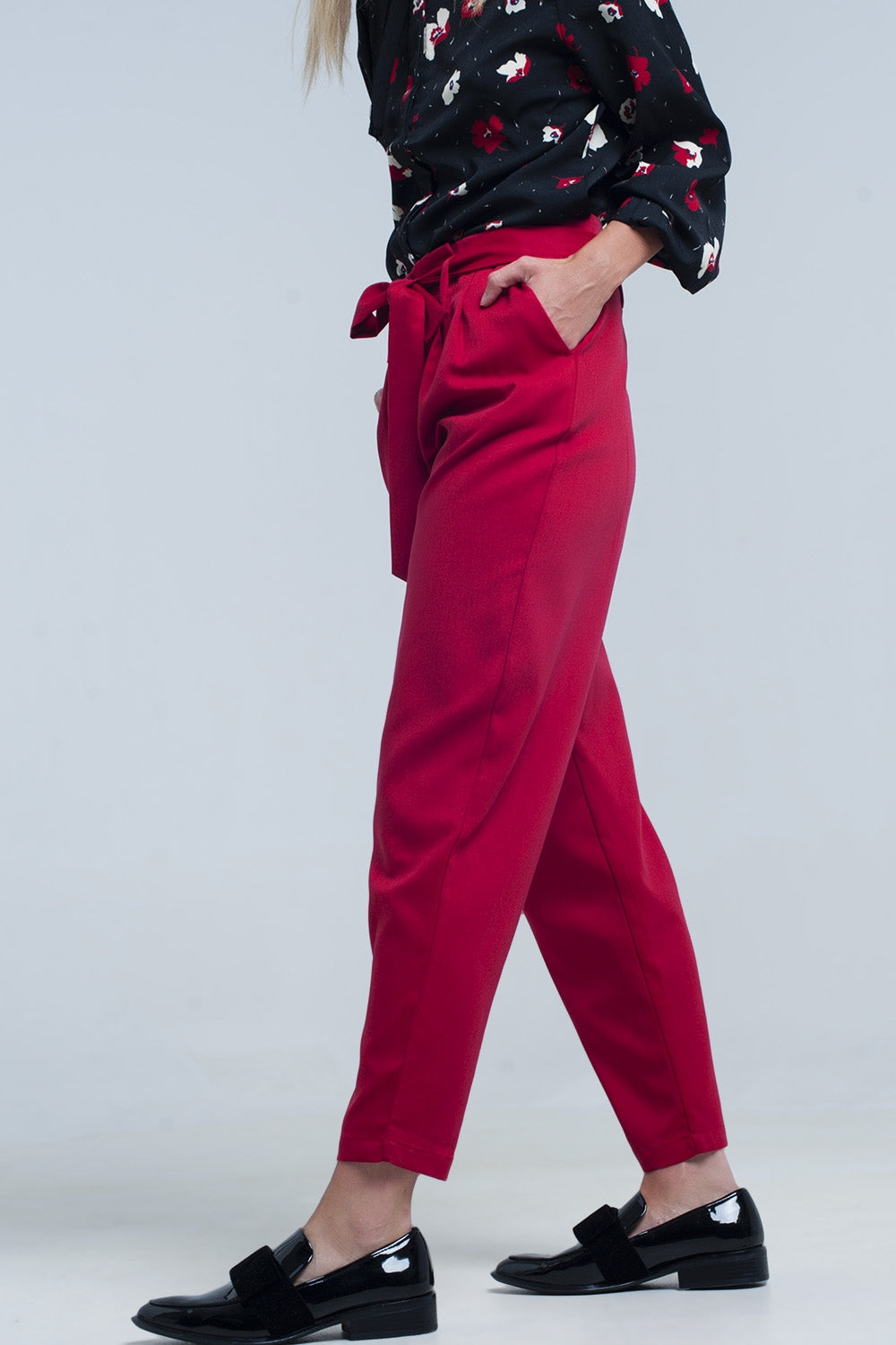 Pantalon rojo de cintura alta con cinturon