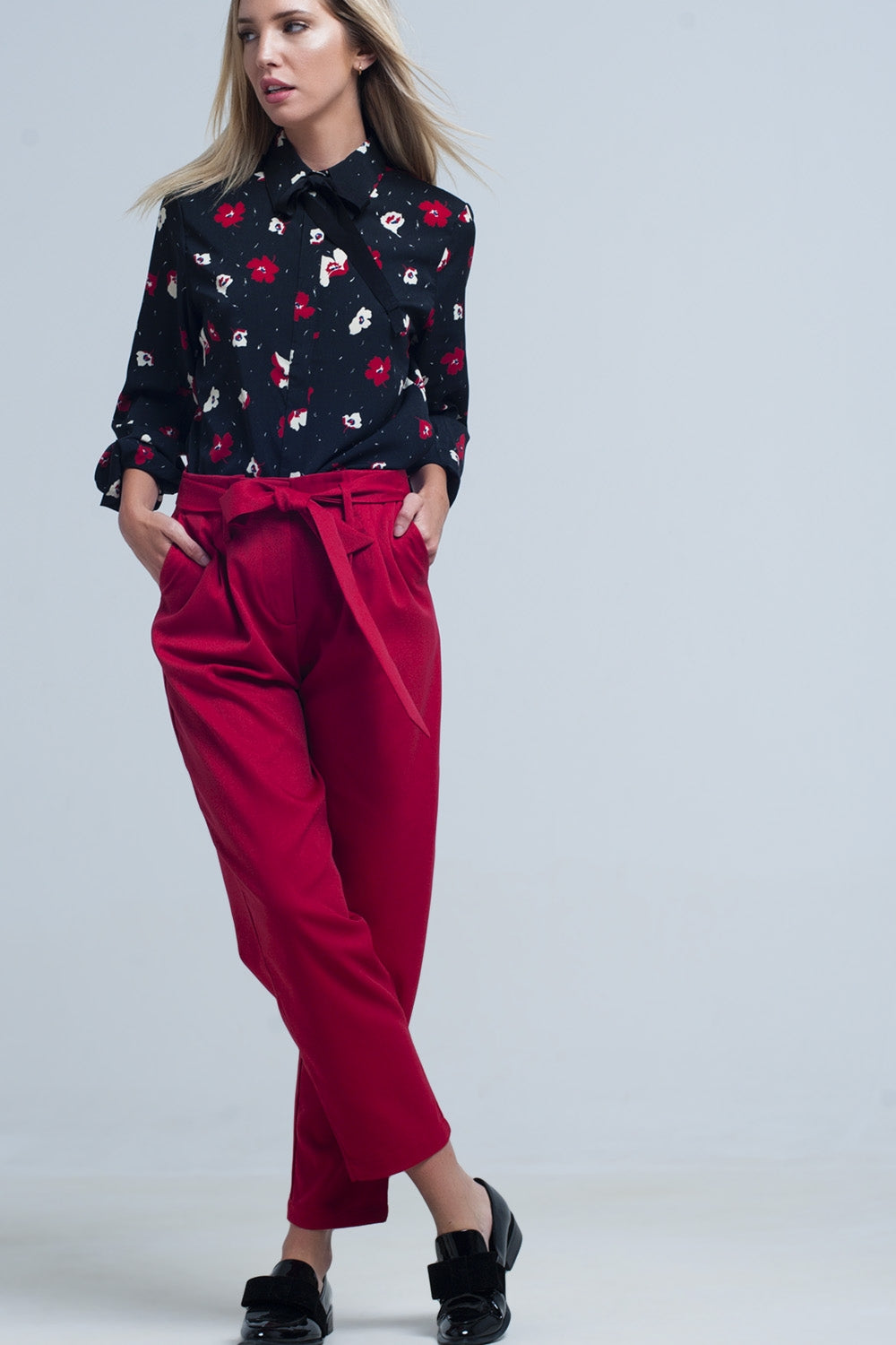 Pantalon rojo de cintura alta con cinturon