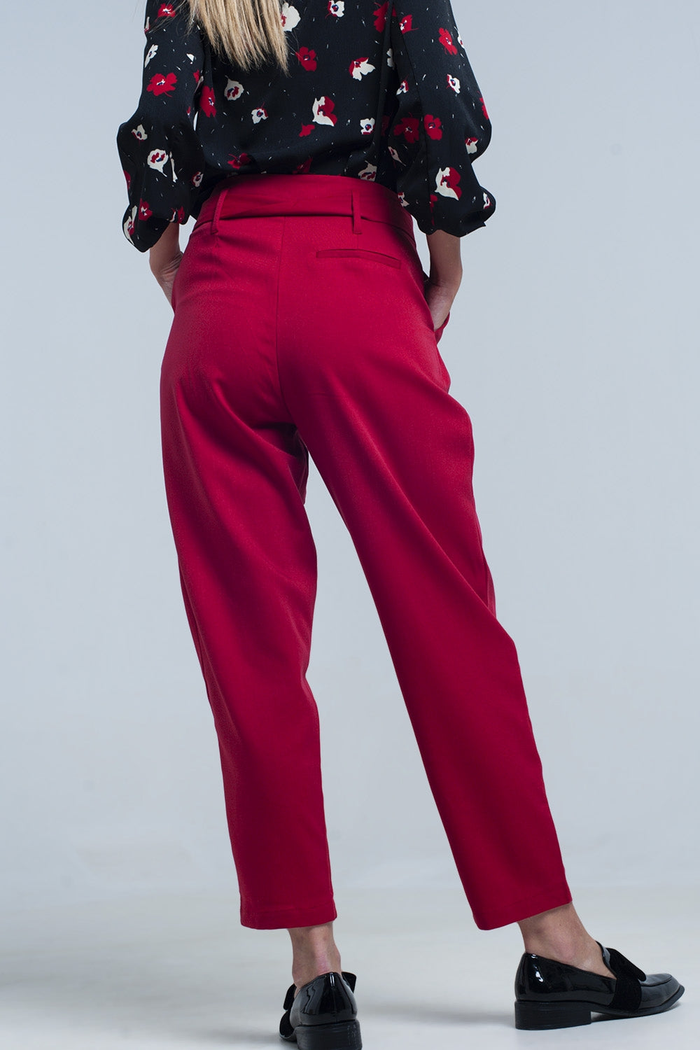 Pantalon rojo de cintura alta con cinturon