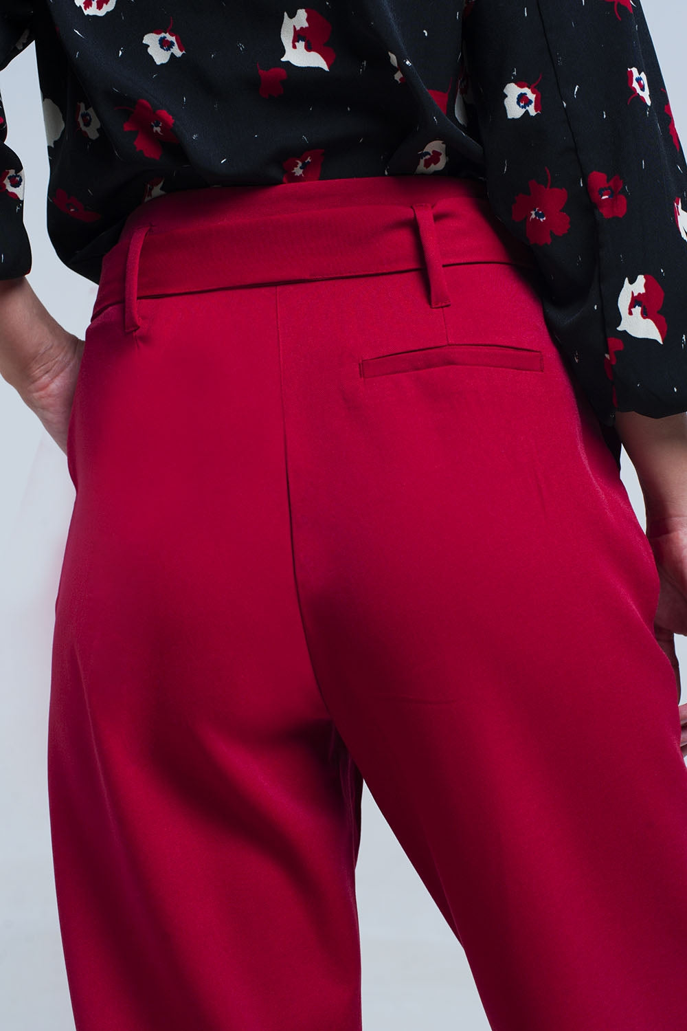 Pantalon rojo de cintura alta con cinturon