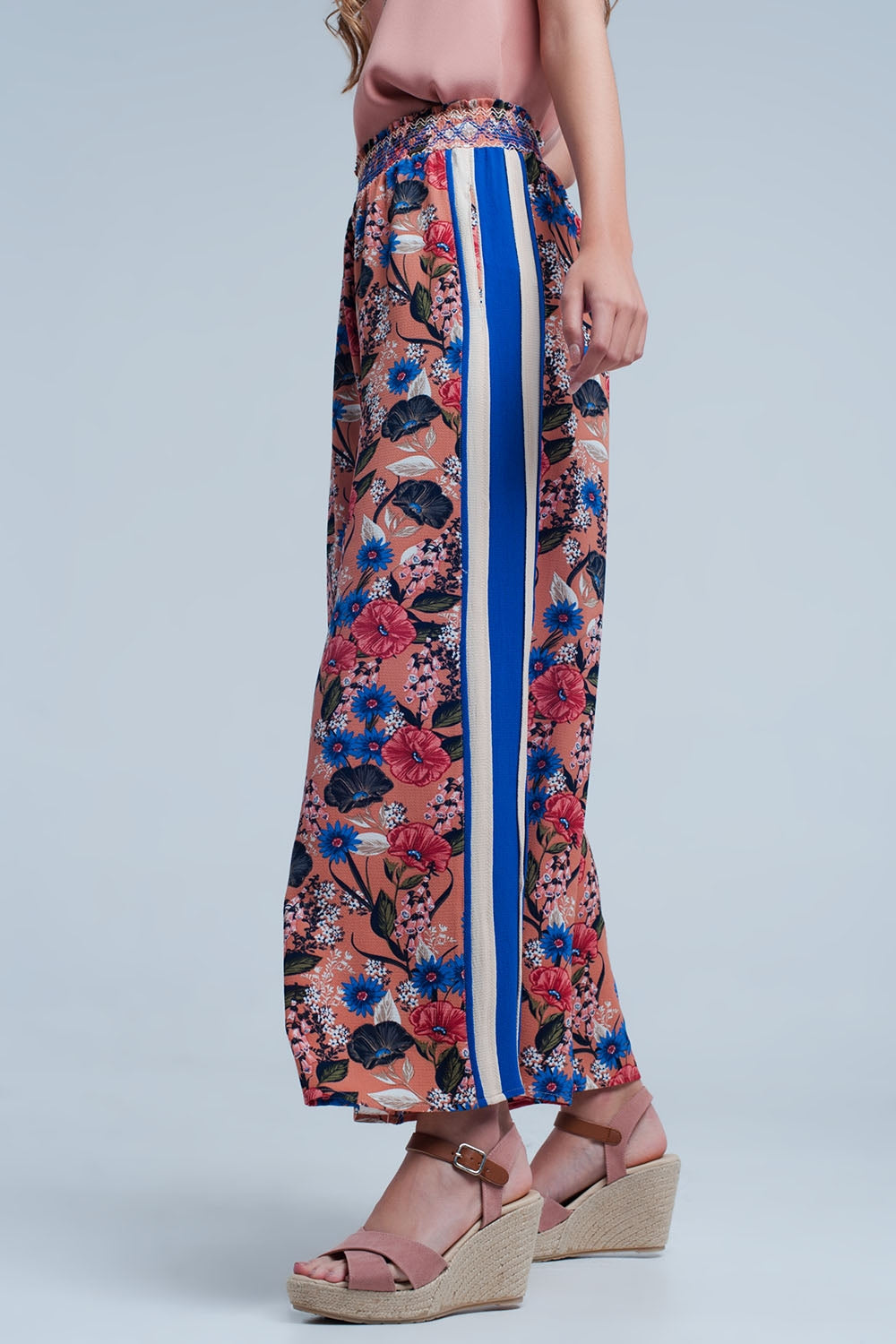 Pantalon rosa con flores y raya lateral