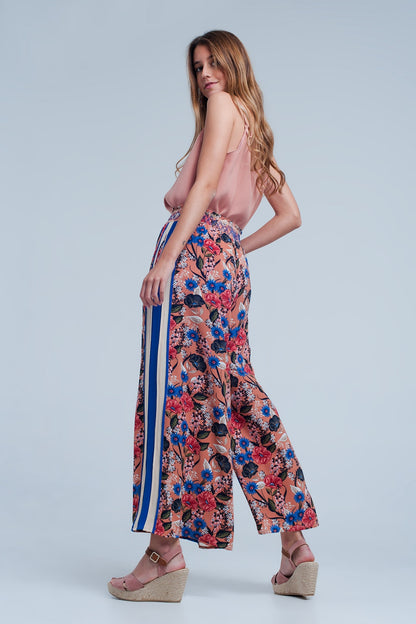 Pantalon rosa con flores y raya lateral