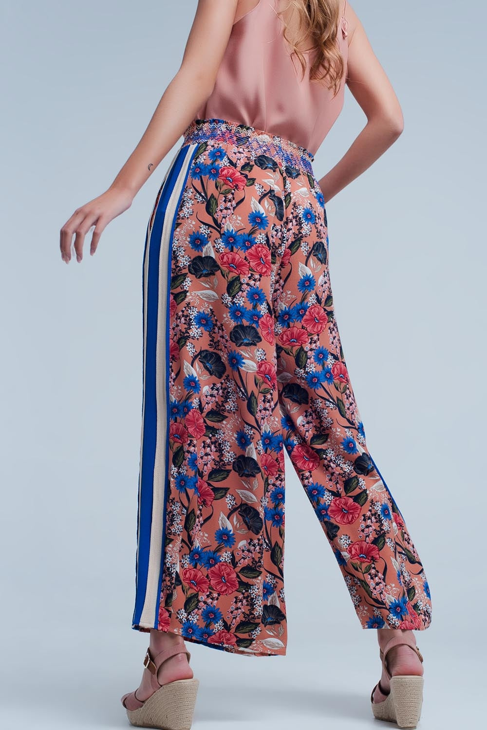 Pantalon rosa con flores y raya lateral