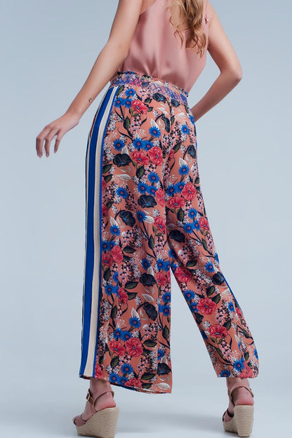 Pantalon rosa con flores y raya lateral