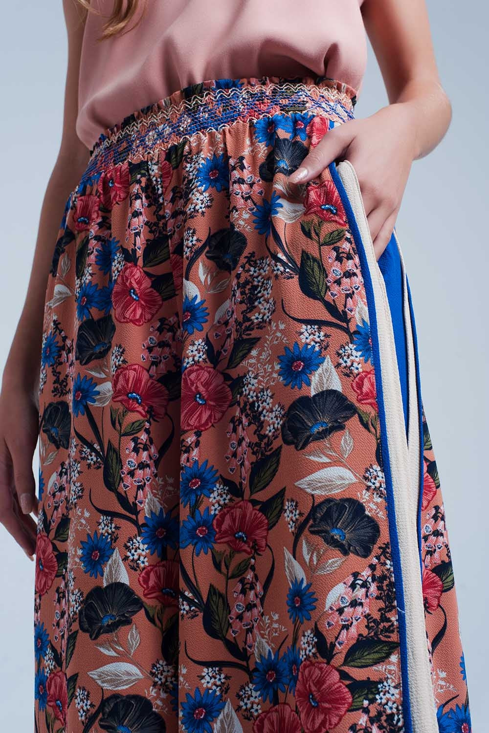 Pantalon rosa con flores y raya lateral