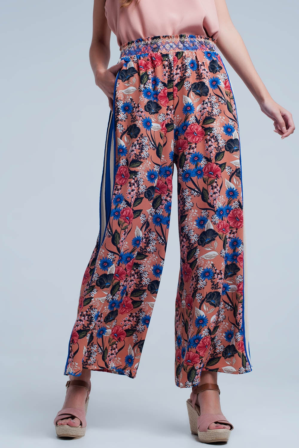 Pantalon rosa con flores y raya lateral