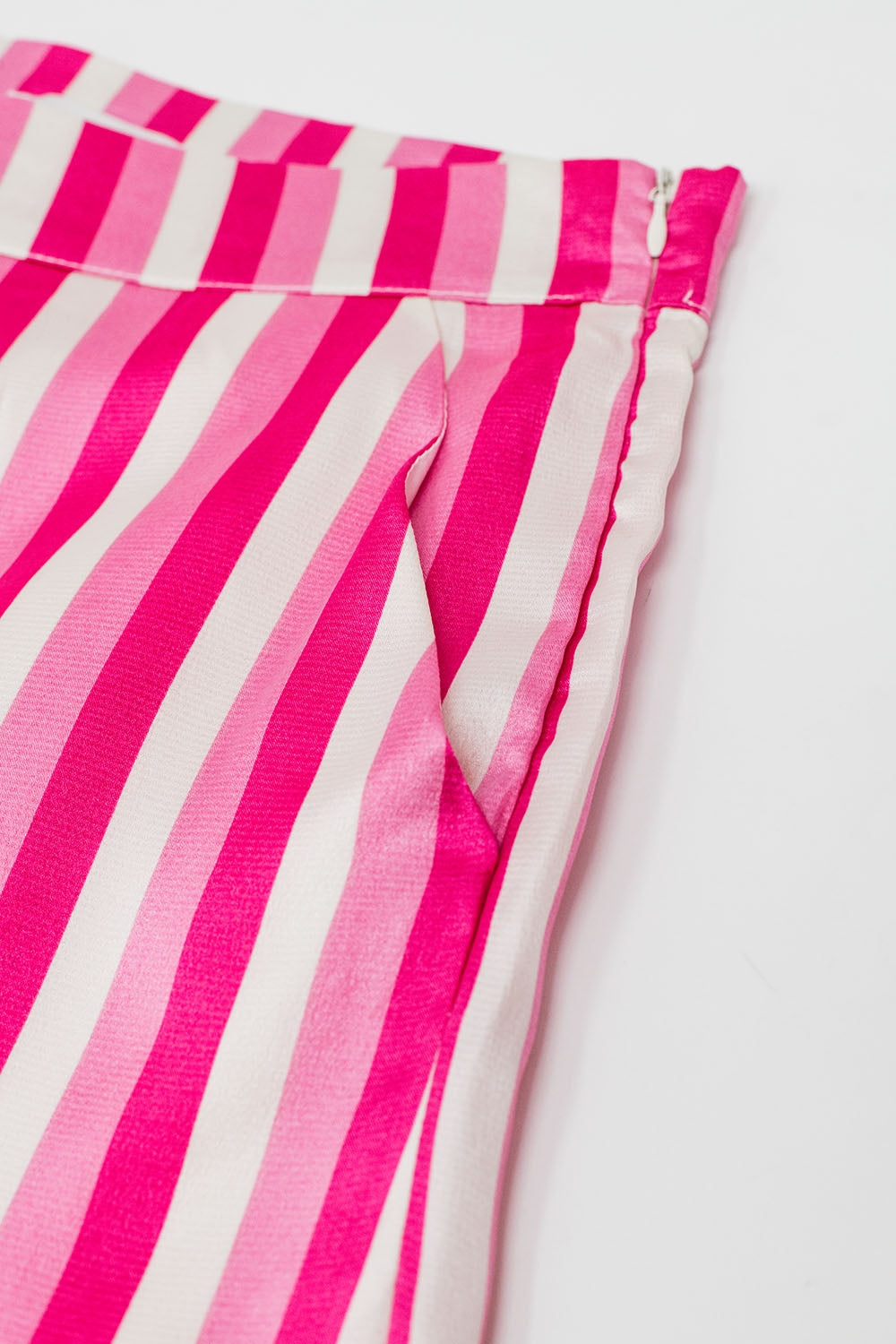Pantalón satinado de rayas verticales en rosa