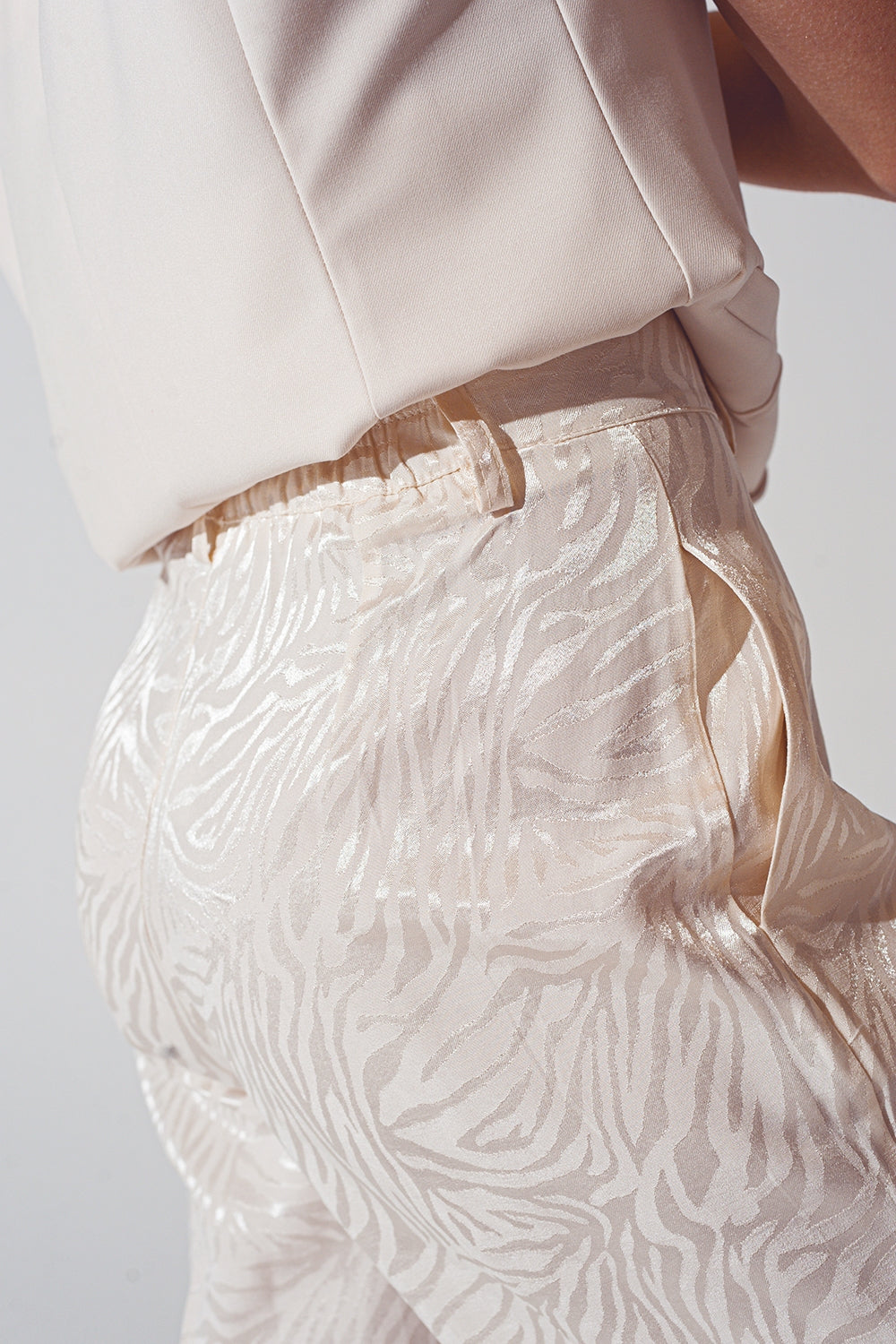 Pantalón suelto con estampado de cebra en blanco