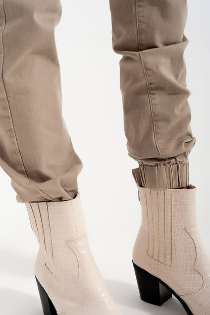 Pantalón utilitario con puños y cadena en beige