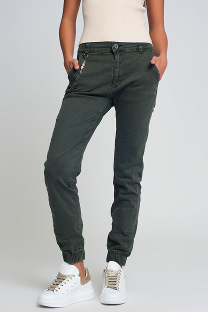 Q2 Pantalón utilitario con puños y cadena en caqui