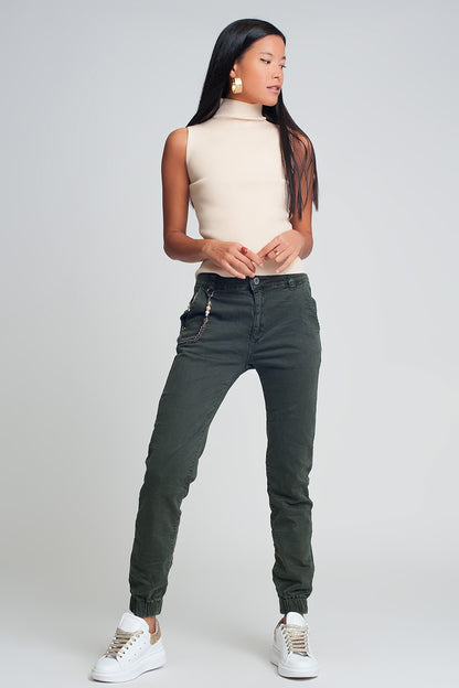 Pantalón utilitario con puños y cadena en caqui