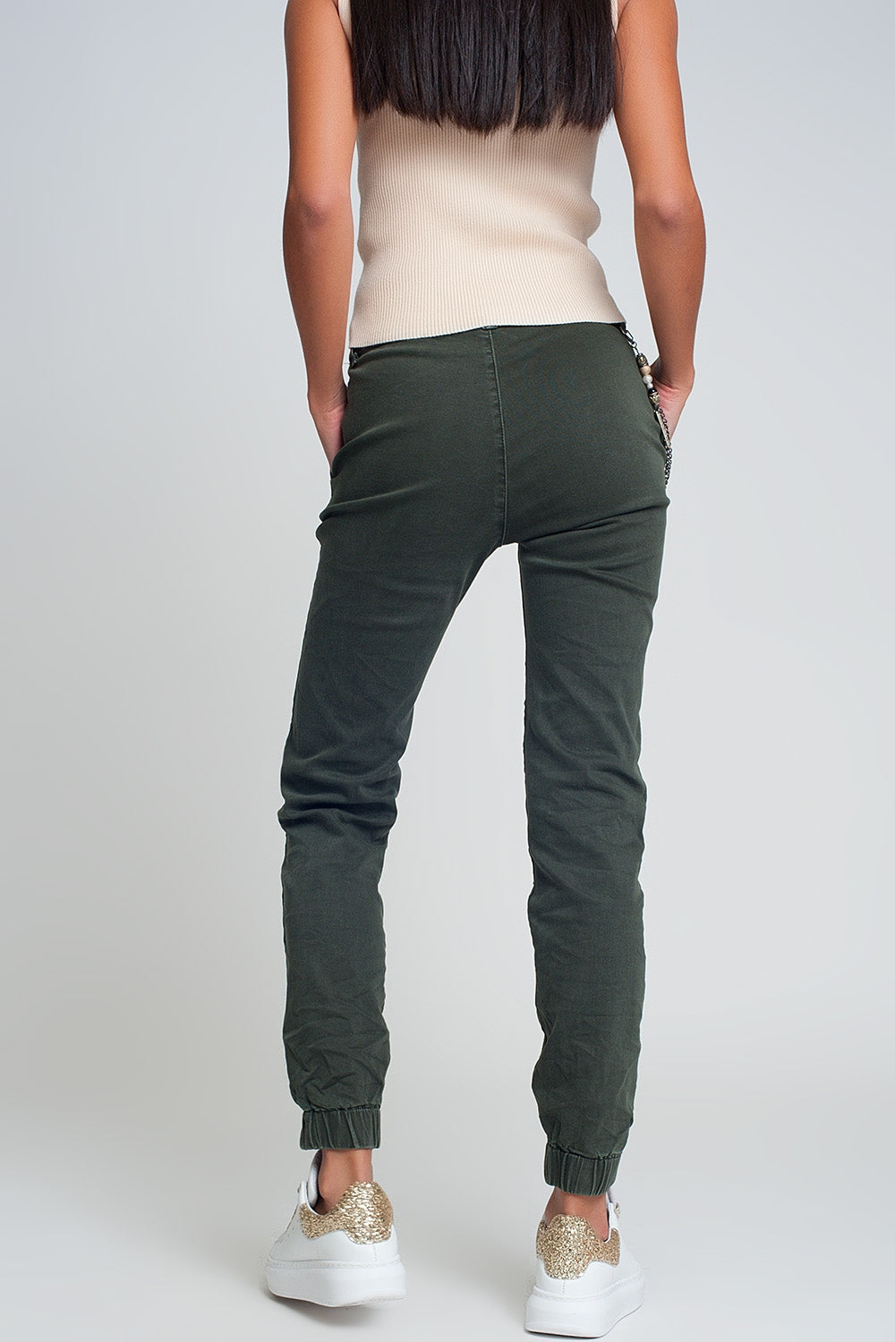 Pantalón utilitario con puños y cadena en caqui