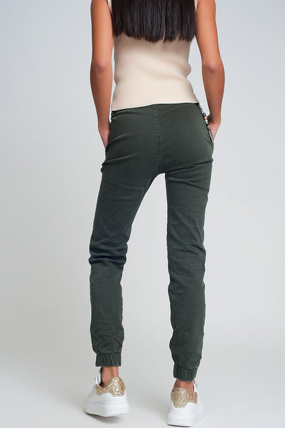 Pantalón utilitario con puños y cadena en caqui