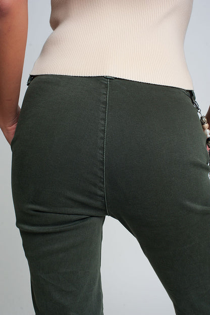 Pantalón utilitario con puños y cadena en caqui