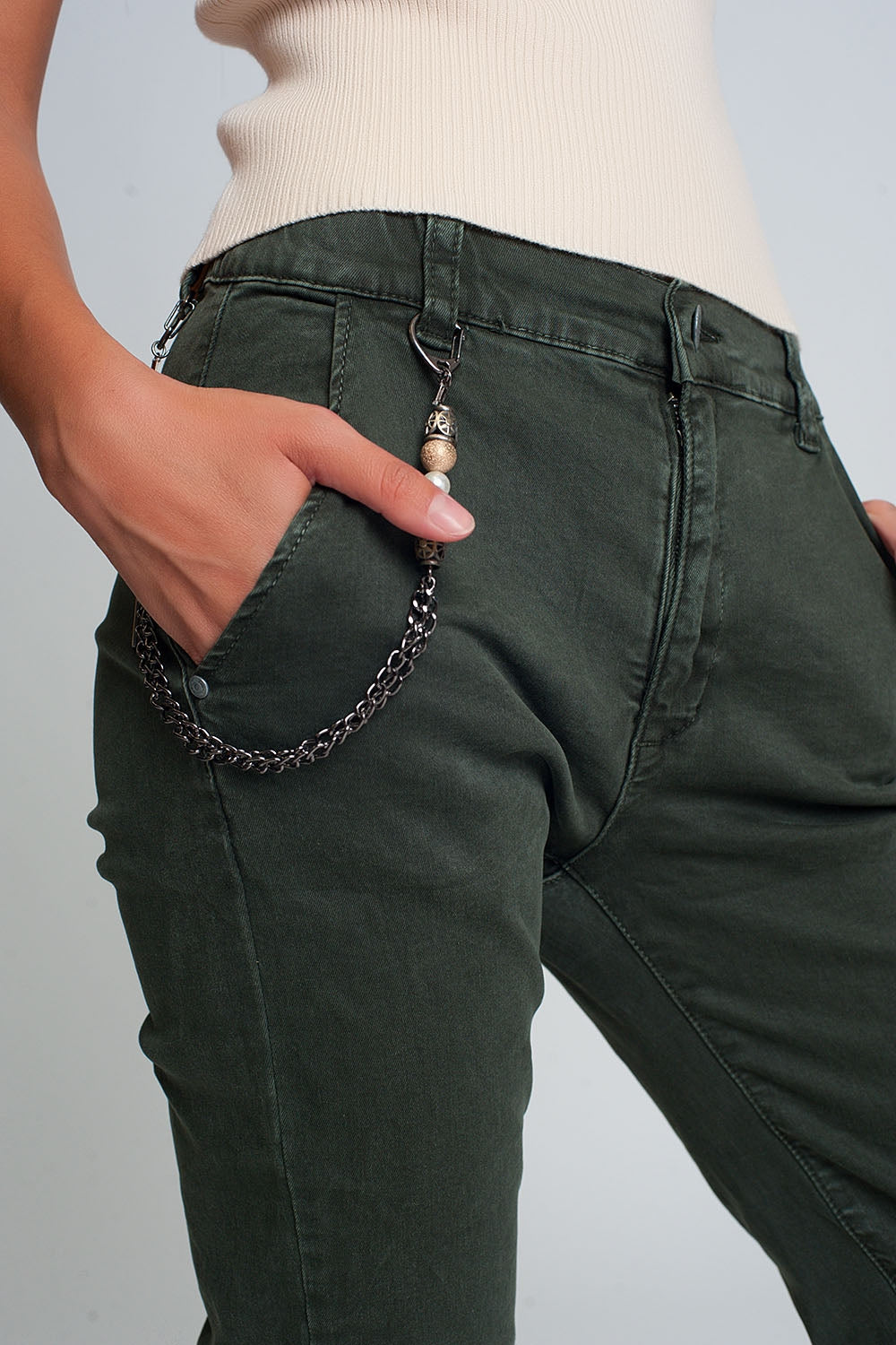 Pantalón utilitario con puños y cadena en caqui