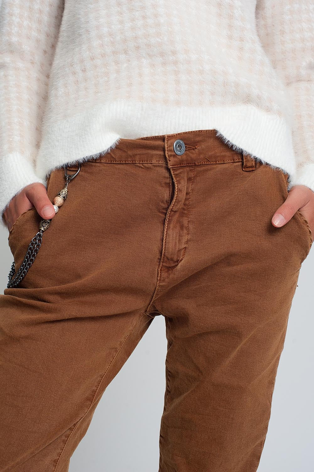 Pantalón utilitario con puños y cadena en marrón
