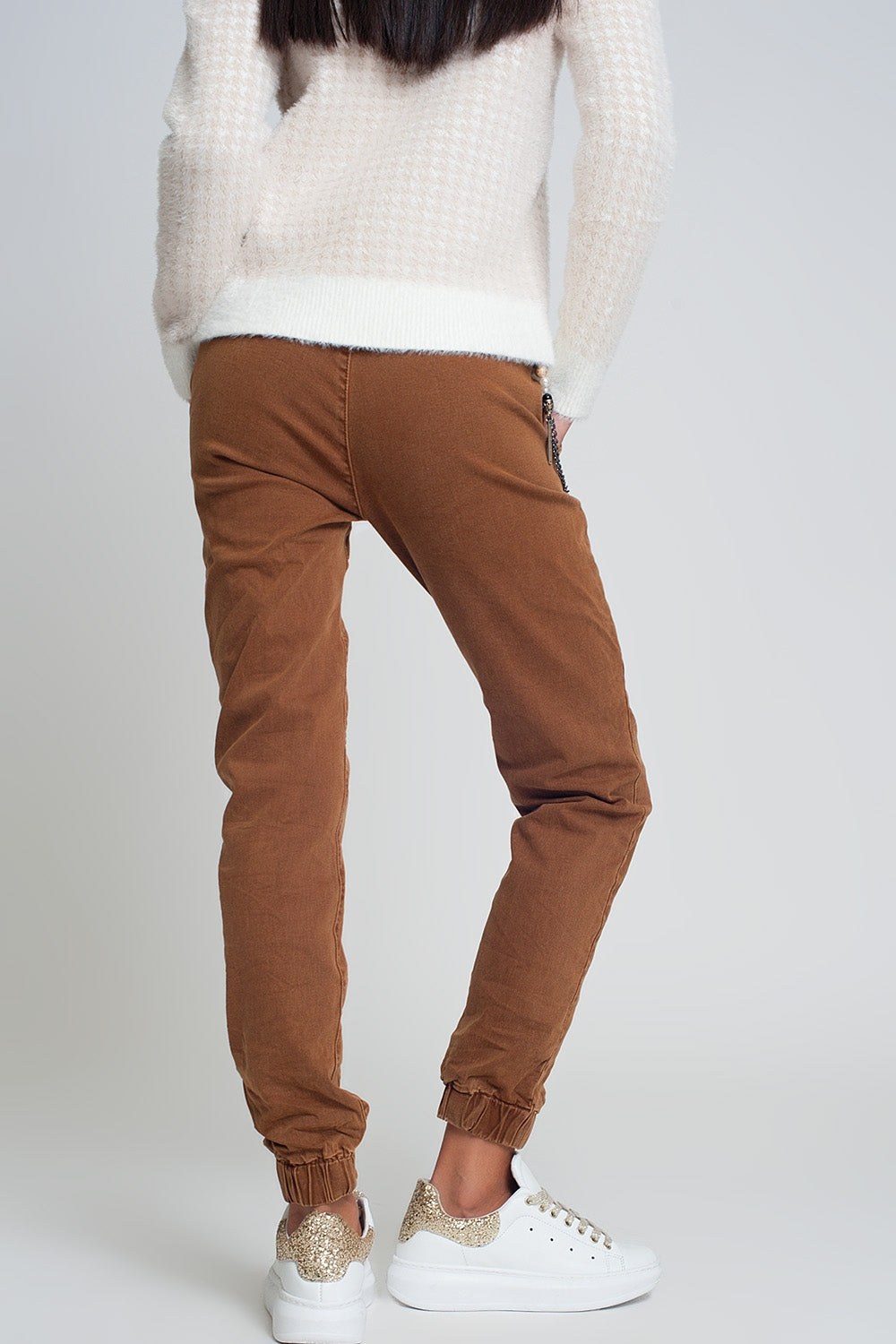 Pantalón utilitario con puños y cadena en marrón