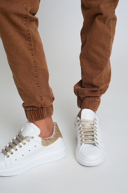Pantalón utilitario con puños y cadena en marrón