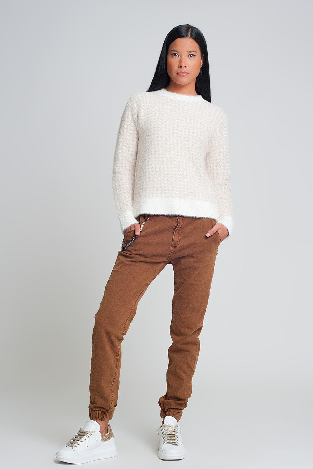 Pantalón utilitario con puños y cadena en marrón