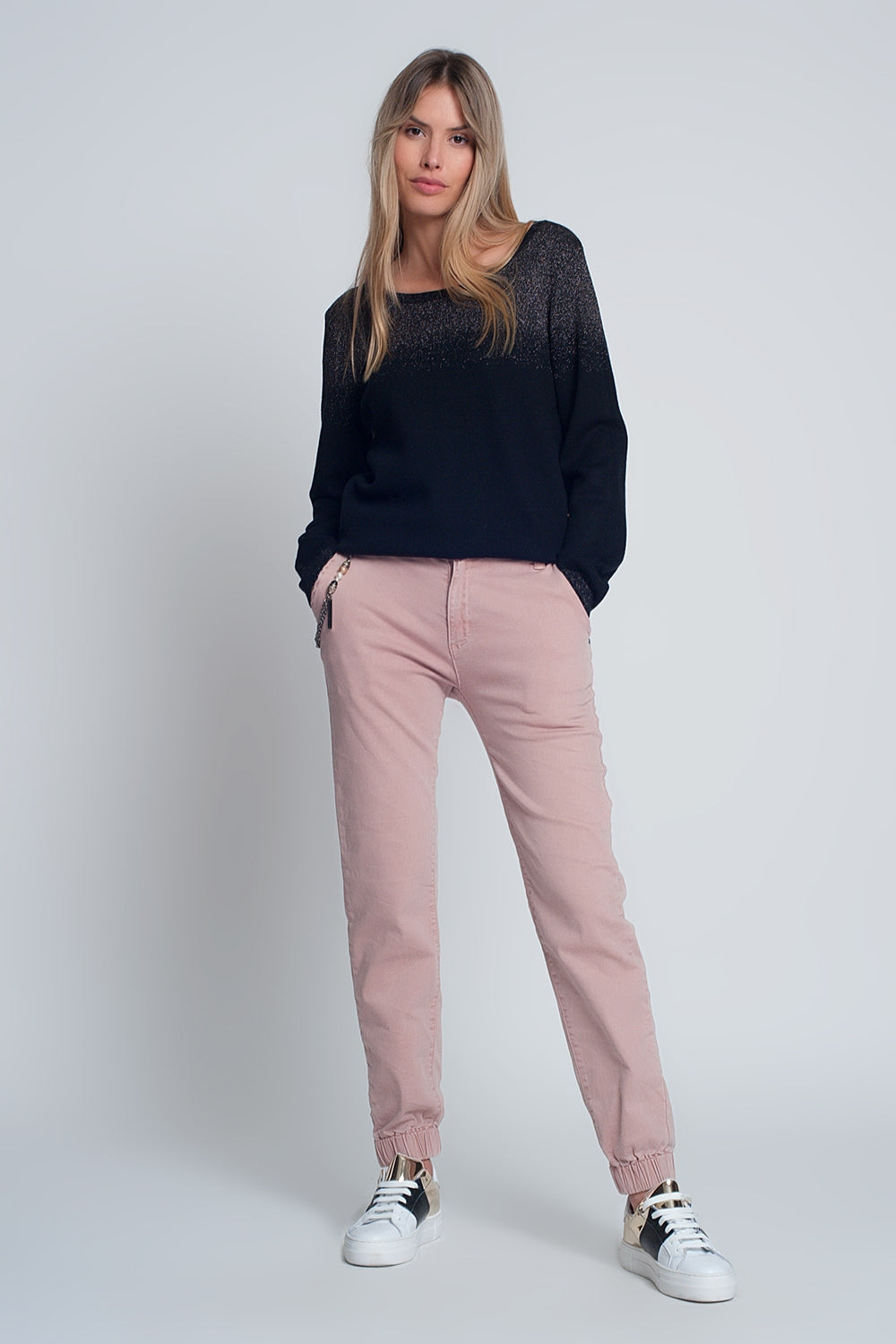 Pantalón utilitario con puños y cadena en rosa