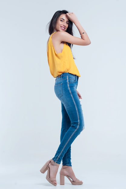 Pantalon vaquero ajustado con rasgaduras y linea de brillos