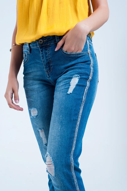 Pantalon vaquero ajustado con rasgaduras y linea de brillos