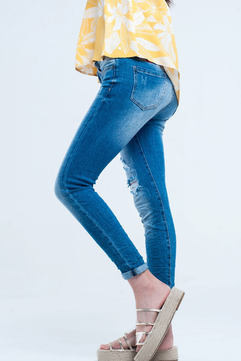 Pantalón vaquero ajustado descolorido con rasgaduras