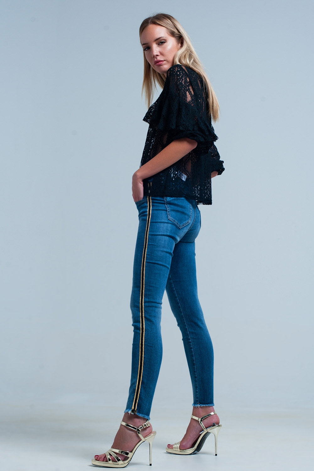 Pantalon vaquero azul con banda lateral dorada y negra