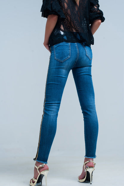 Pantalon vaquero azul con banda lateral dorada y negra