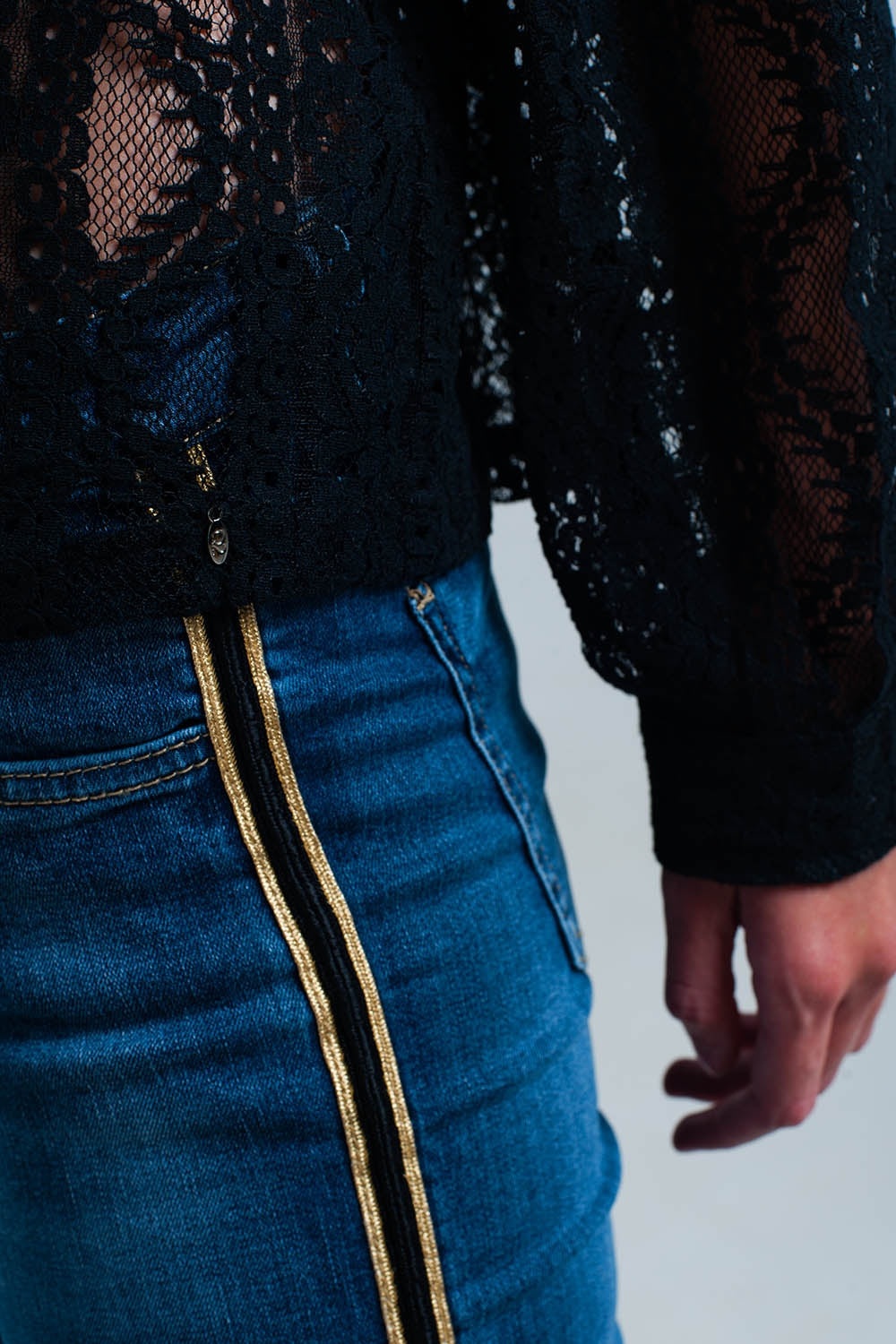 Pantalon vaquero azul con banda lateral dorada y negra