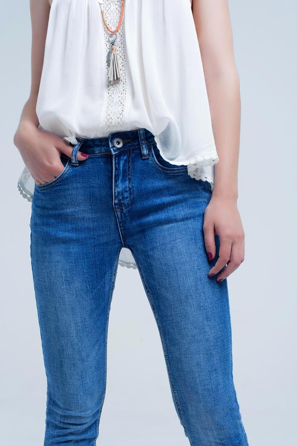Pantalon vaquero báscio  con bolsillos