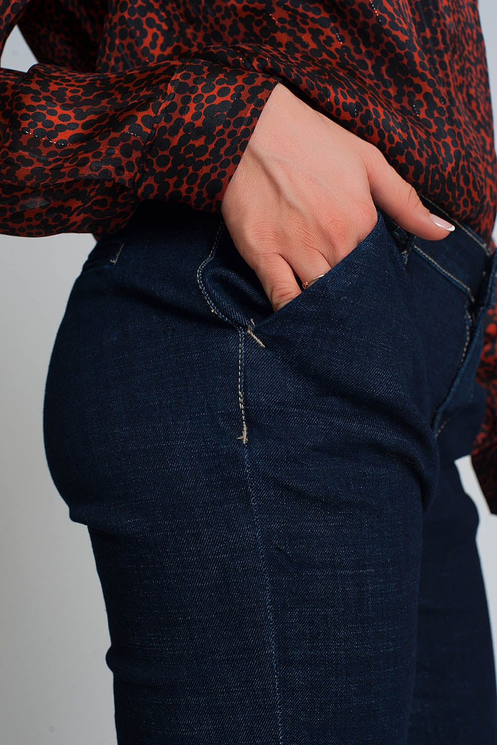 Pantalon vaquero estilo chino de corte pitillo