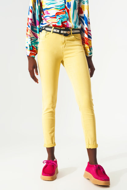 Q2 Pantalon vaquero tobillero amarillo con suaves arrugas