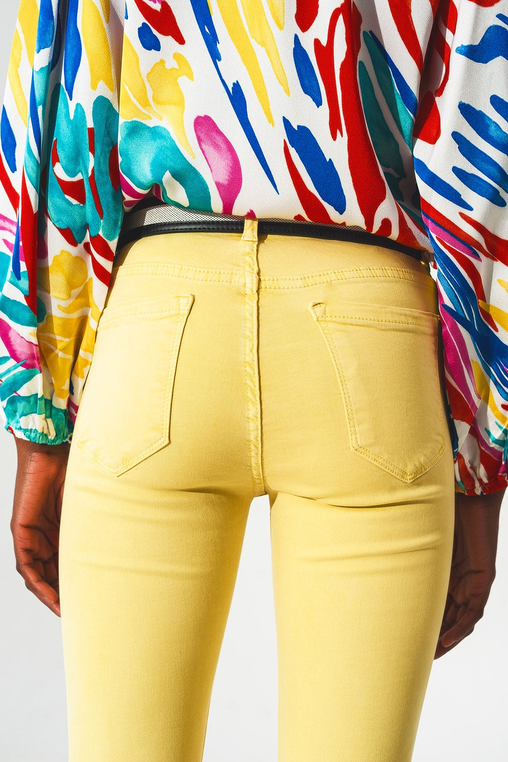 Pantalon vaquero tobillero amarillo con suaves arrugas
