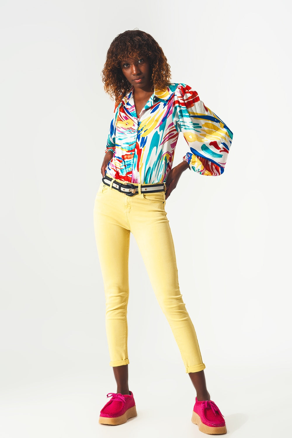 Pantalon vaquero tobillero amarillo con suaves arrugas