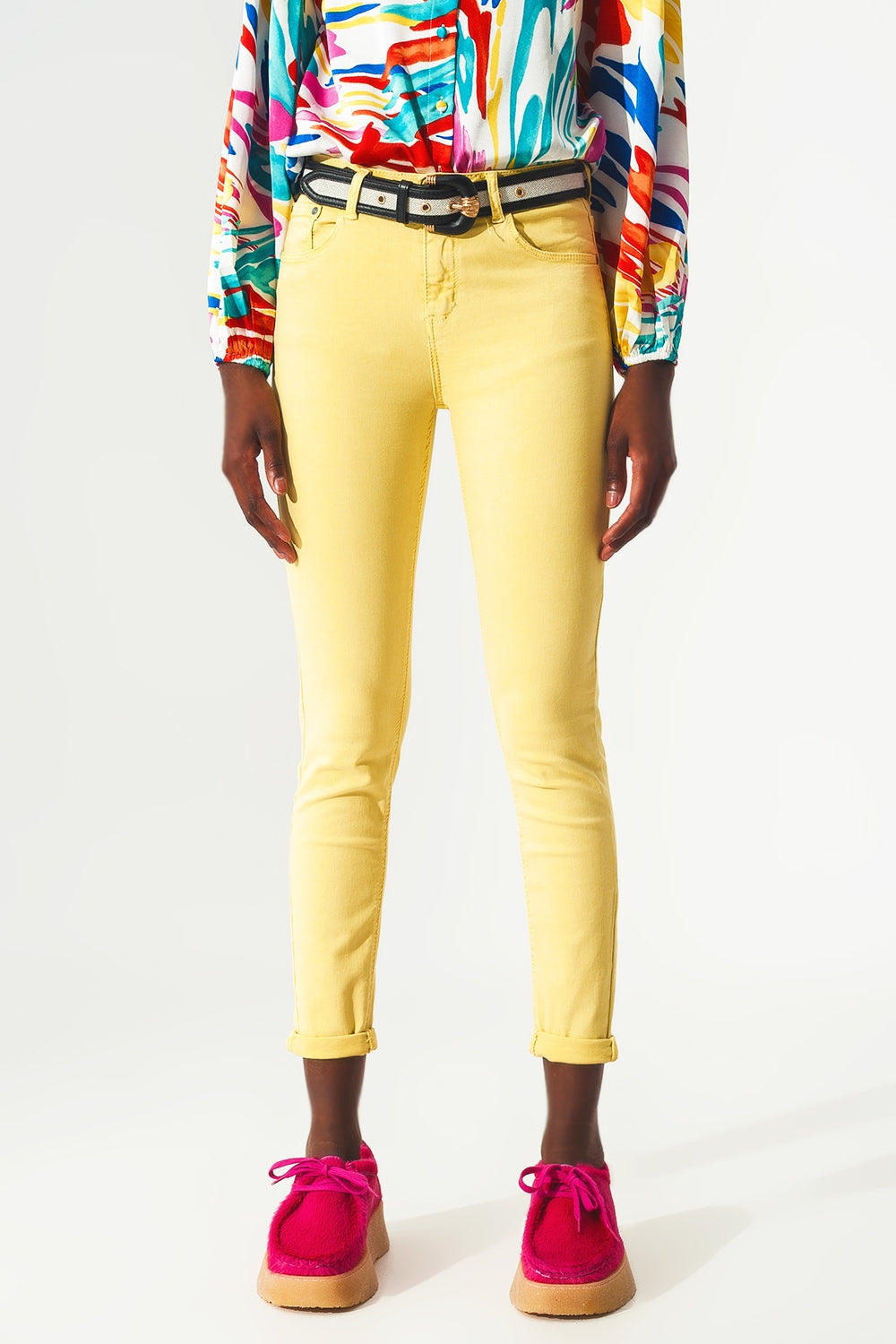 Pantalon vaquero tobillero amarillo con suaves arrugas