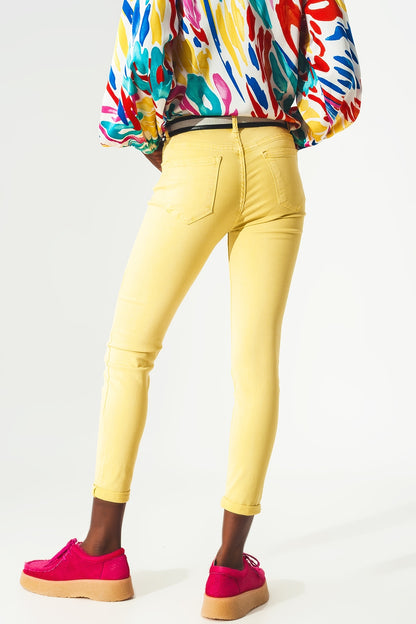 Pantalon vaquero tobillero amarillo con suaves arrugas