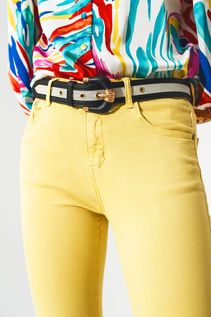 Pantalon vaquero tobillero amarillo con suaves arrugas